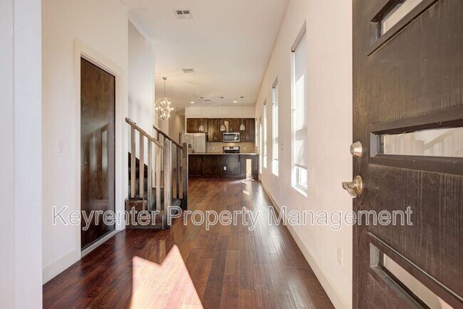 Building Photo - 727 NE 5th St