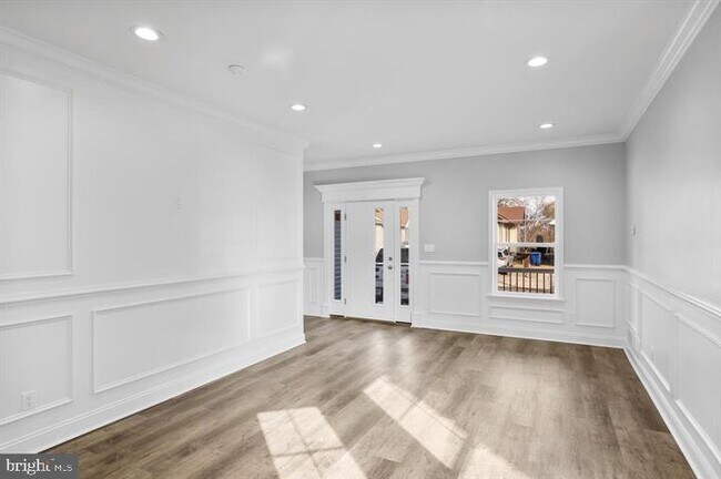 Building Photo - 132 Kossuth St