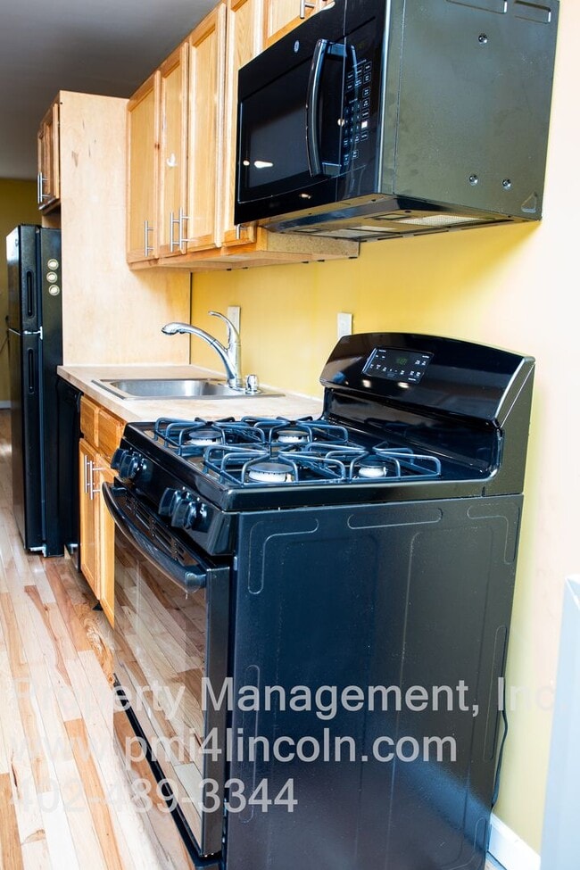 Building Photo - Remodeled, Furnished 1 Bedroom Apartment Available Now!