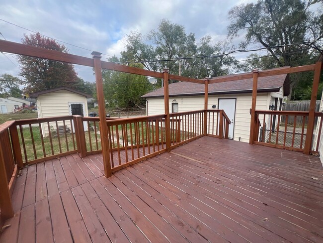 Building Photo - Northend Spacious 3 bedroom 1 bath with Large accessible ramp!