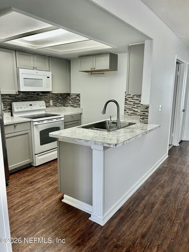 Building Photo - 8357 Century Point Dr N