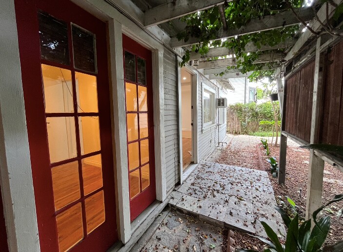 Building Photo - 523 S Coronado St