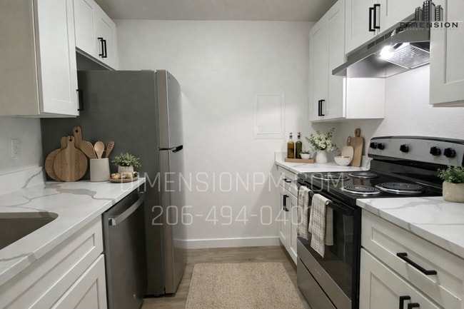 Building Photo - Bottom floor Condo with W&D hookups in Federal Way, Utilities Included!