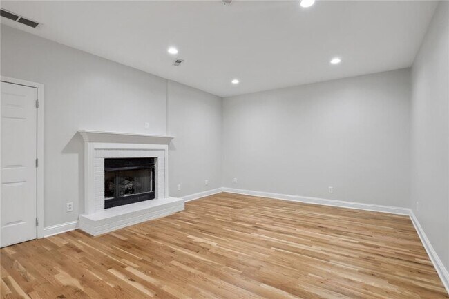 Building Photo - 210 Aerie Ct