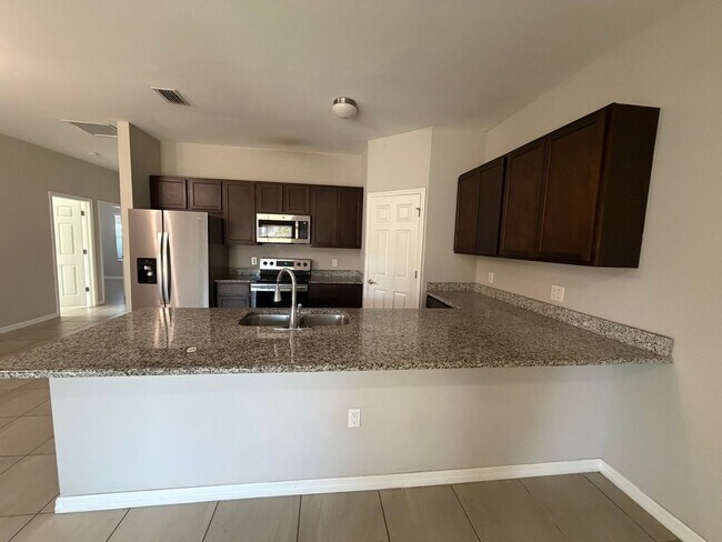 Building Photo - 523 NE 24th Ave