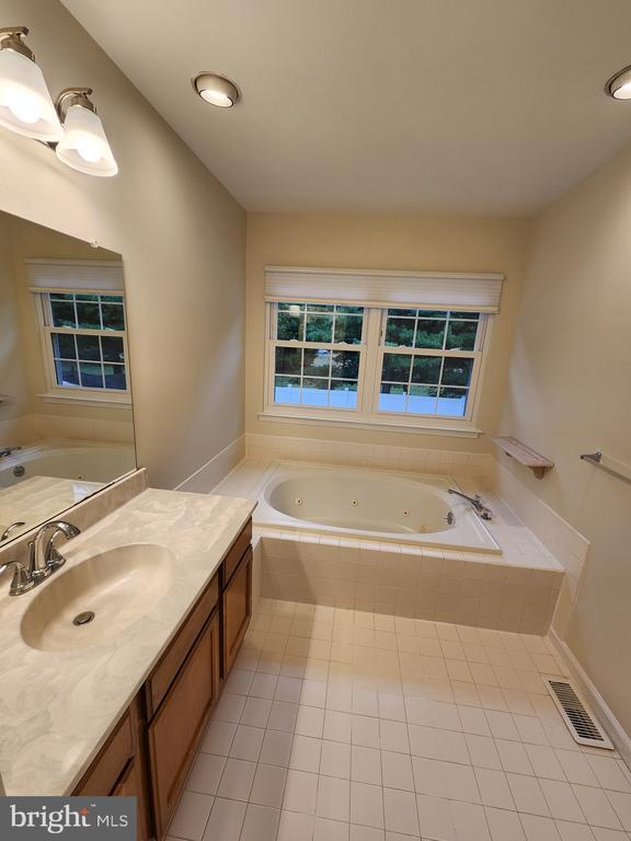 Building Photo - 12 Pondview Ct