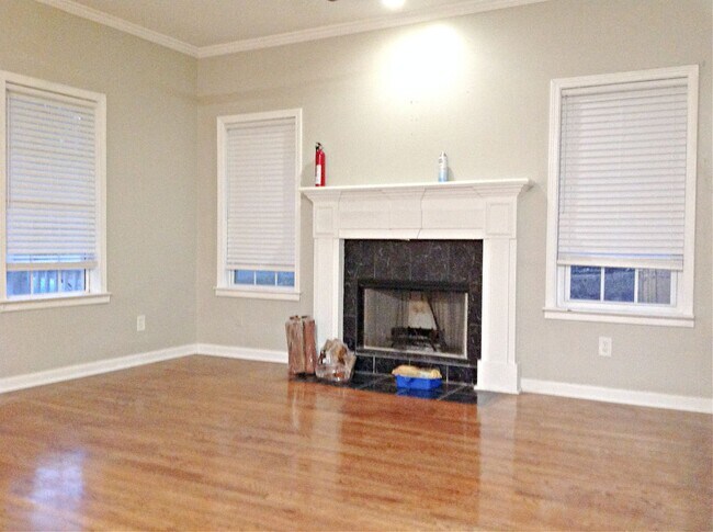Building Photo - Renovated Cottage Charm