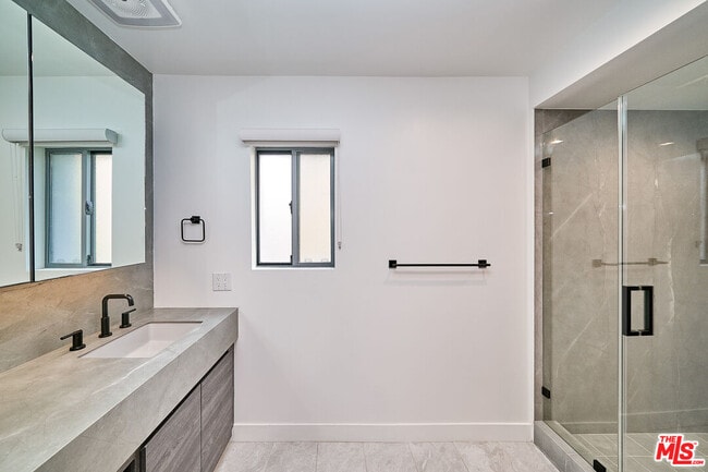 Building Photo - 145 S Maple Dr