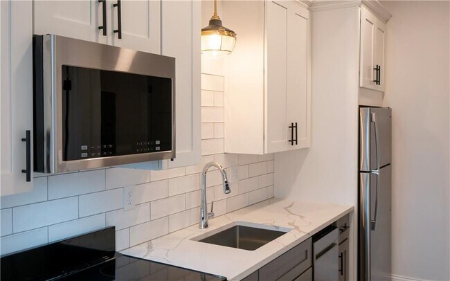 Building Photo - 15 Cranston Ave