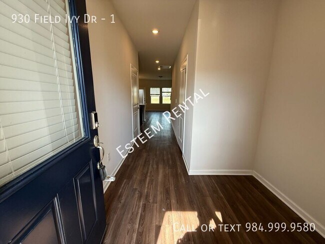 Building Photo - 930 Field Ivy Dr