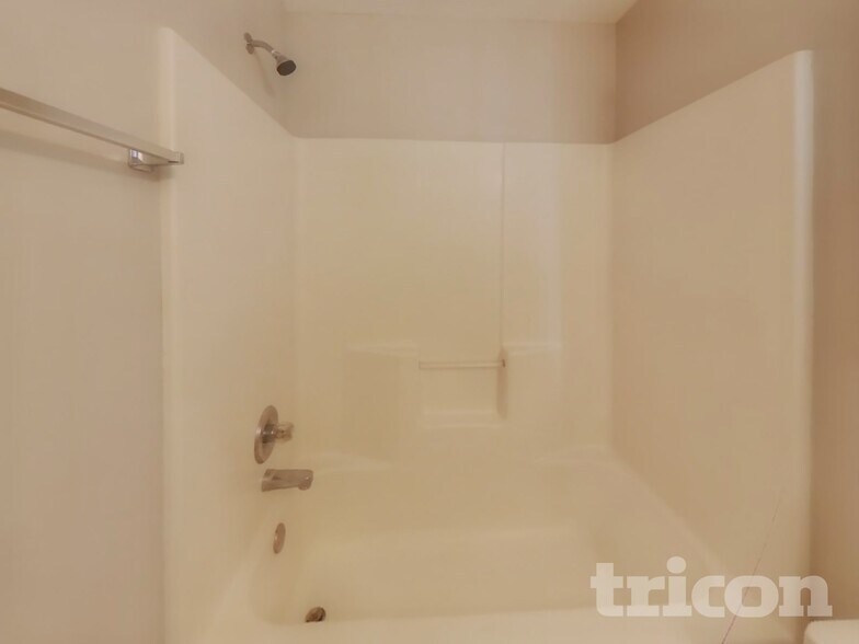 Building Photo - 121 Omega Ct