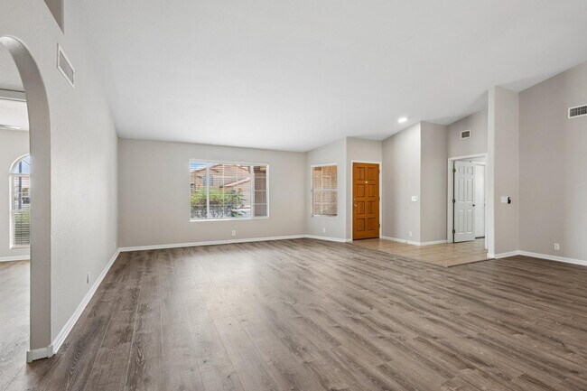 Building Photo - 8734 W Bloomfield Rd