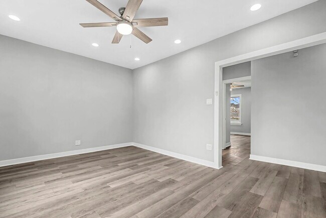 Building Photo - 2950 W Waveland Ave