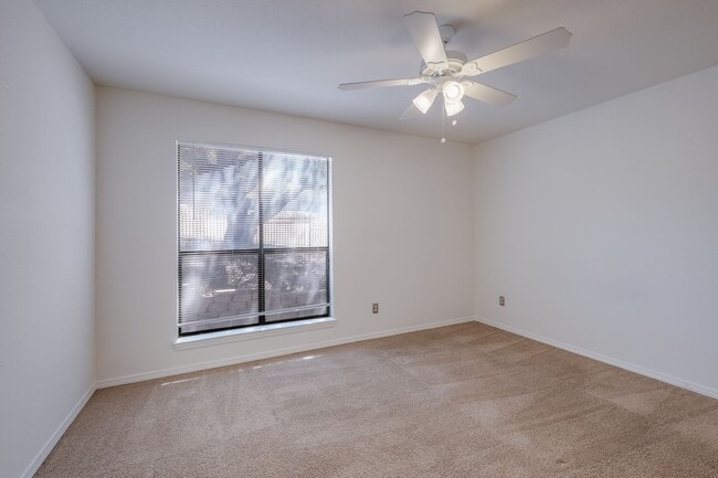 Building Photo - Renovated Condo with Great Location