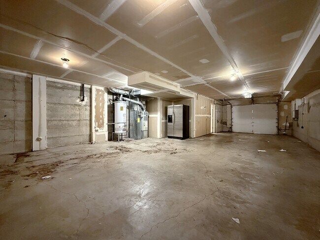 Building Photo - 1575 NE Iris St