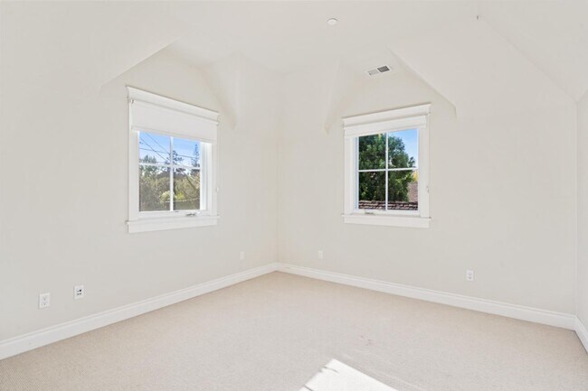 Building Photo - 240 University Dr