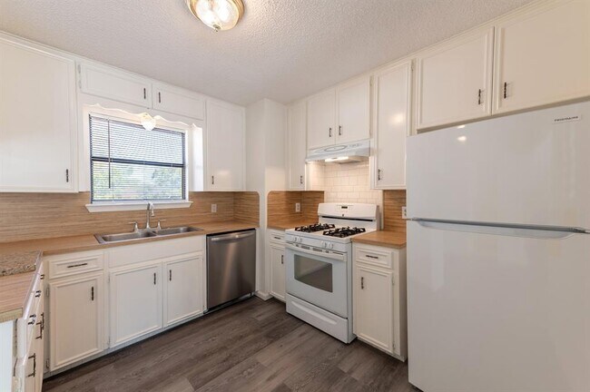 Building Photo - 606 E 2nd St