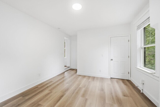 Building Photo - 568 Hale Ave