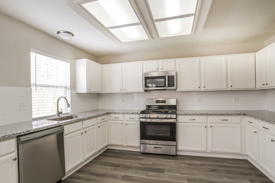 Building Photo - 31518 Kingston Village Dr
