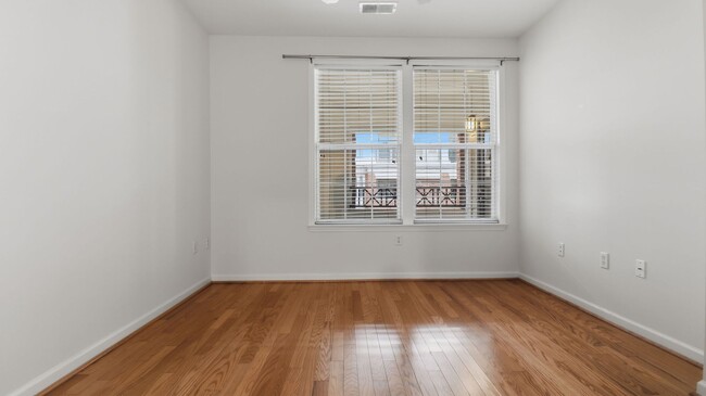 Building Photo - RENOVATED 1 BEDROOM 1 BATH CONDO IN THE COLONNADE IN KENTLANDS