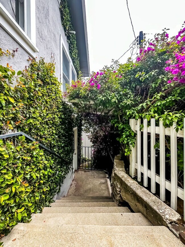 Building Photo - Unbelievable Stand-Alone 2-Bedroom House in Prime West Hollywood Hills