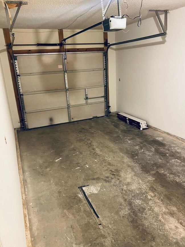 Building Photo - 2 Bed 2 Bath 1 Car Garage Flat Duplex- $30...