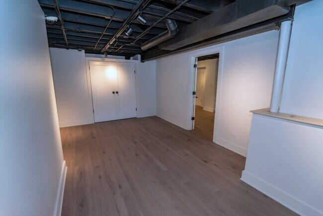 Building Photo - 656 Golf Ln