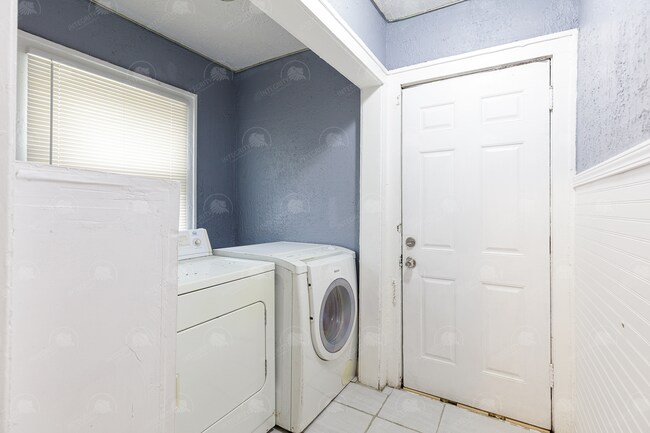 Building Photo - Charming and cozy house in historic East S...