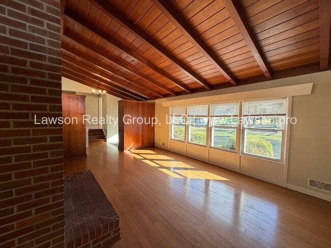 Building Photo - Beautiful Mid Century Modern Grandin Road Home