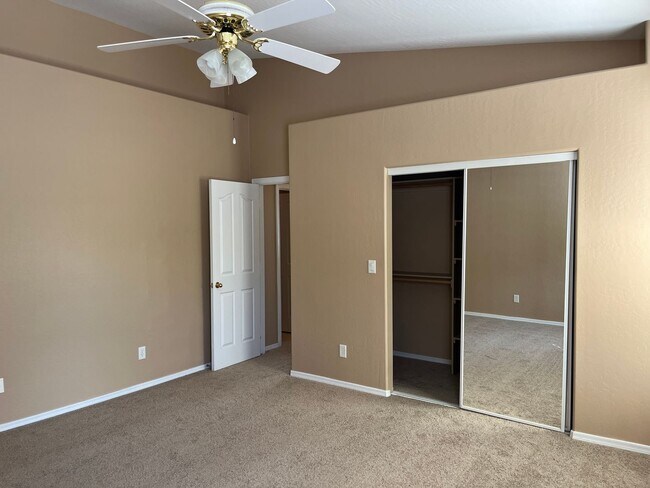 Building Photo - Spacious Three Bedroom Home in Granville R...