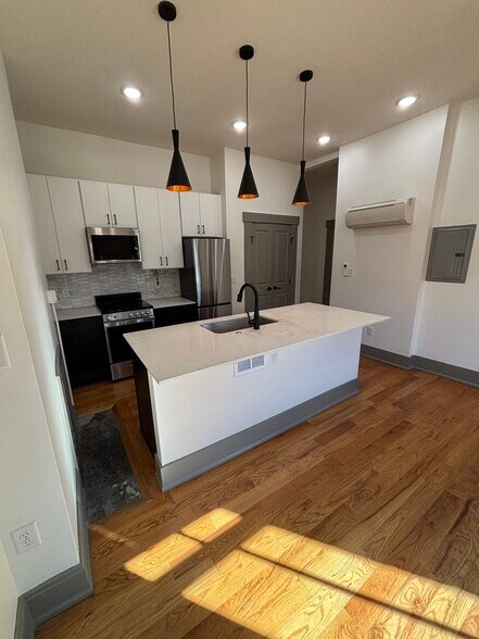 Primary Photo - 1725 Elm St