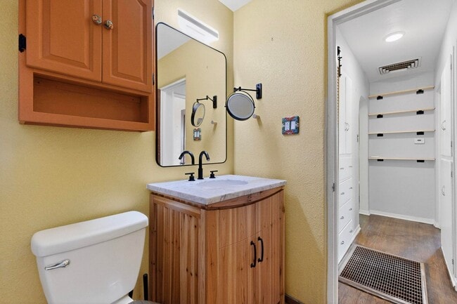 Building Photo - UPTOWN 2/bd 1/ba 1/cg 950/sf