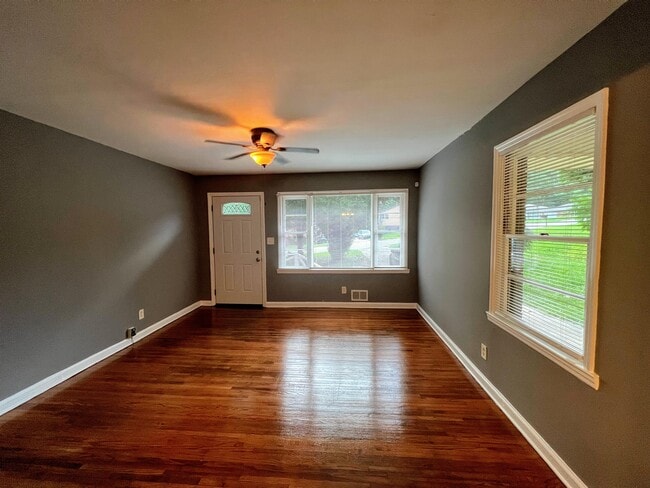 Building Photo - 2884 Meadowview Dr SE
