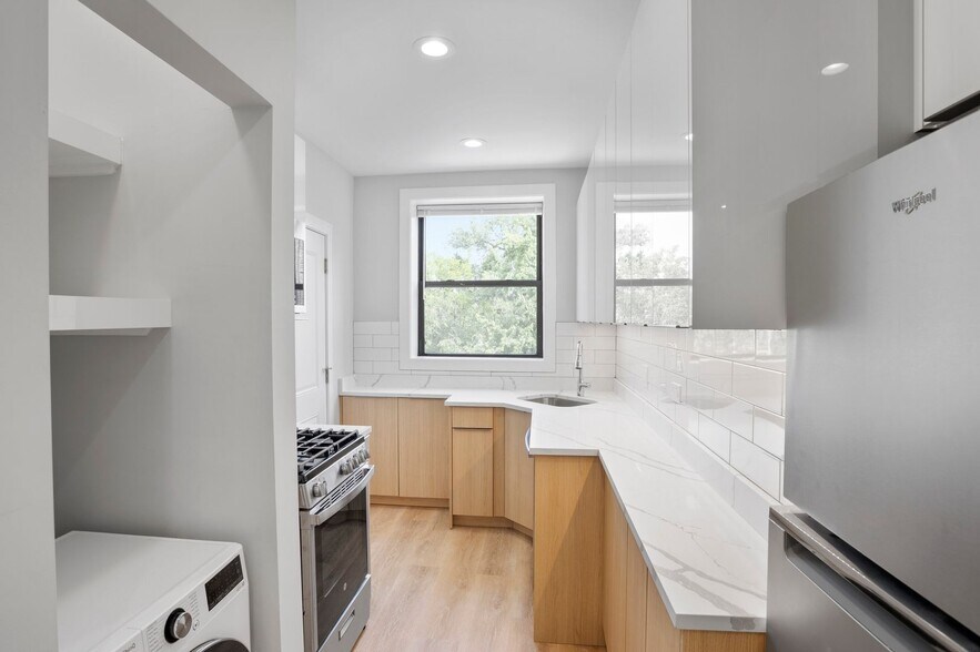 Building Photo - 7510 N Eastlake Ter