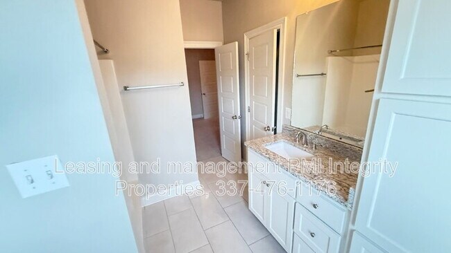 Building Photo - 8103 Stonelake Cir Ave E