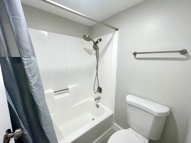 Building Photo - Fully Remodeled 2bedroom near downtown