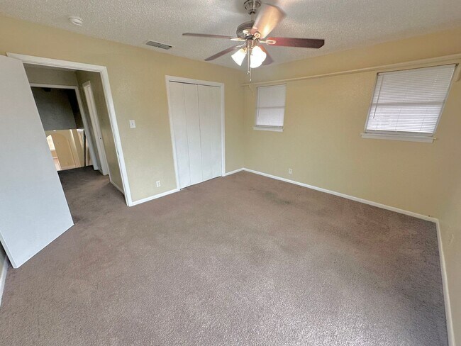 Building Photo - AVAILABLE NOW!