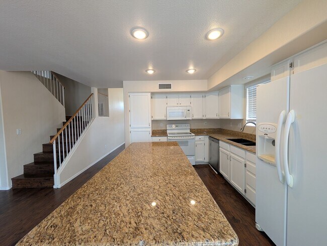 Building Photo - 4 Bedroom 2.5 Bathroom Lakewood Home