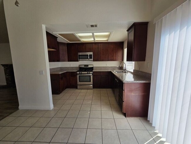 Building Photo - New Listing!