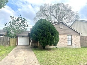 Building Photo - 8223 Woodland Willows Dr