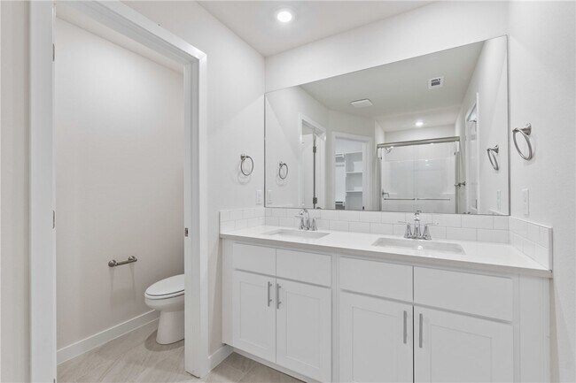 Building Photo - 17 Hollow Way Dr