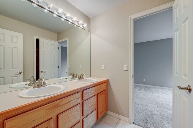 Building Photo - 4 bedroom, 5 bath hime with 3 car garage