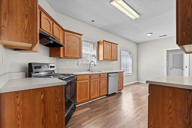 Building Photo - Available Now! 3 Bedroom 2 Bathroom Home i...
