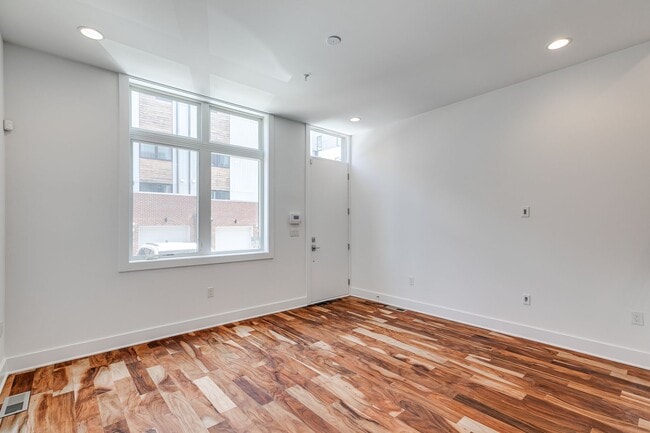 Building Photo - Northern Liberties Townhome with Parking