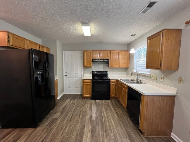 Building Photo - 3 Bedroom, 2 Car Garage in Ridgewood