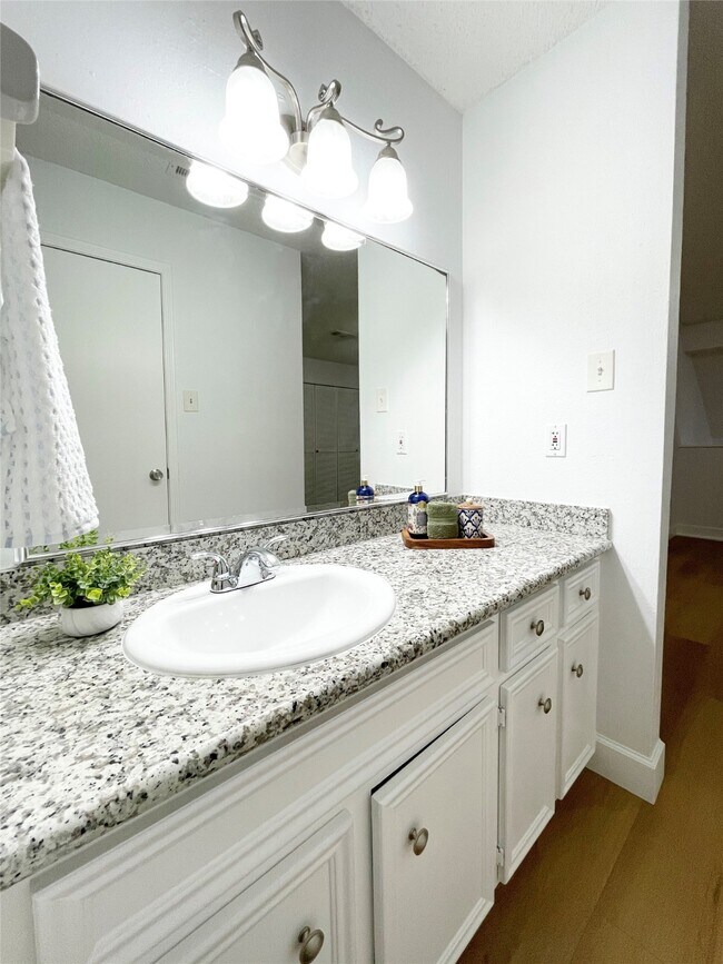 Building Photo - 13716 Hollowgreen Dr