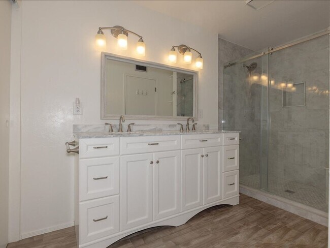 Building Photo - 3 Bedroom, 2.5 Bath