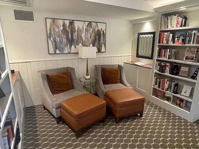 Building Photo - Stunning Mountain Views and an Unbeatable Location!