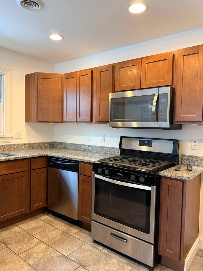 Building Photo - 541 E Bennett Ave