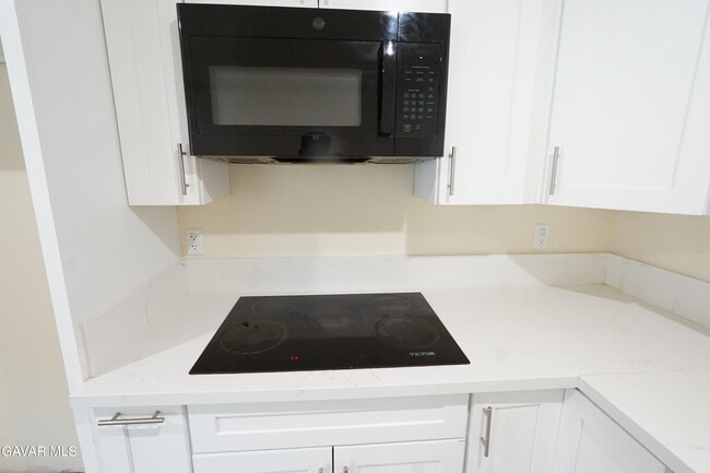 Building Photo - 448 W 41st Pl